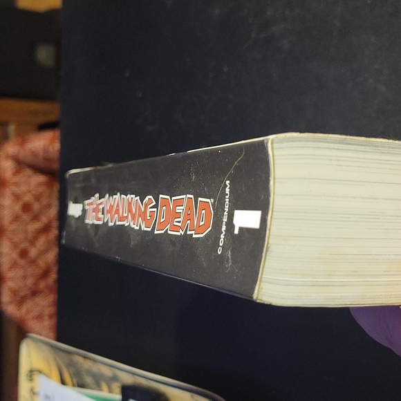The Walking Dead, Compendium One - Picture 3 of 4